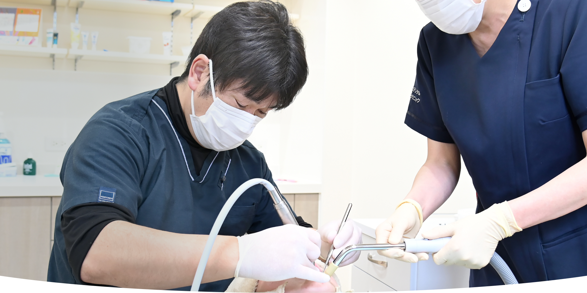 歯科用器具を使って患者様の口腔内をクリーニングしている様子
